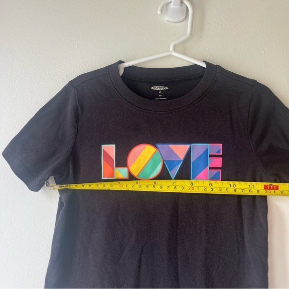 🌼 5/$25 Old Navy LOVE Pride Graphic Tee 5T Black Rainbow Shirt Unisex Kids - Picture 7 of 9